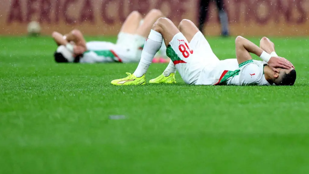 Jugadores de Marruecos abatidos tras perder la final de la Copa África