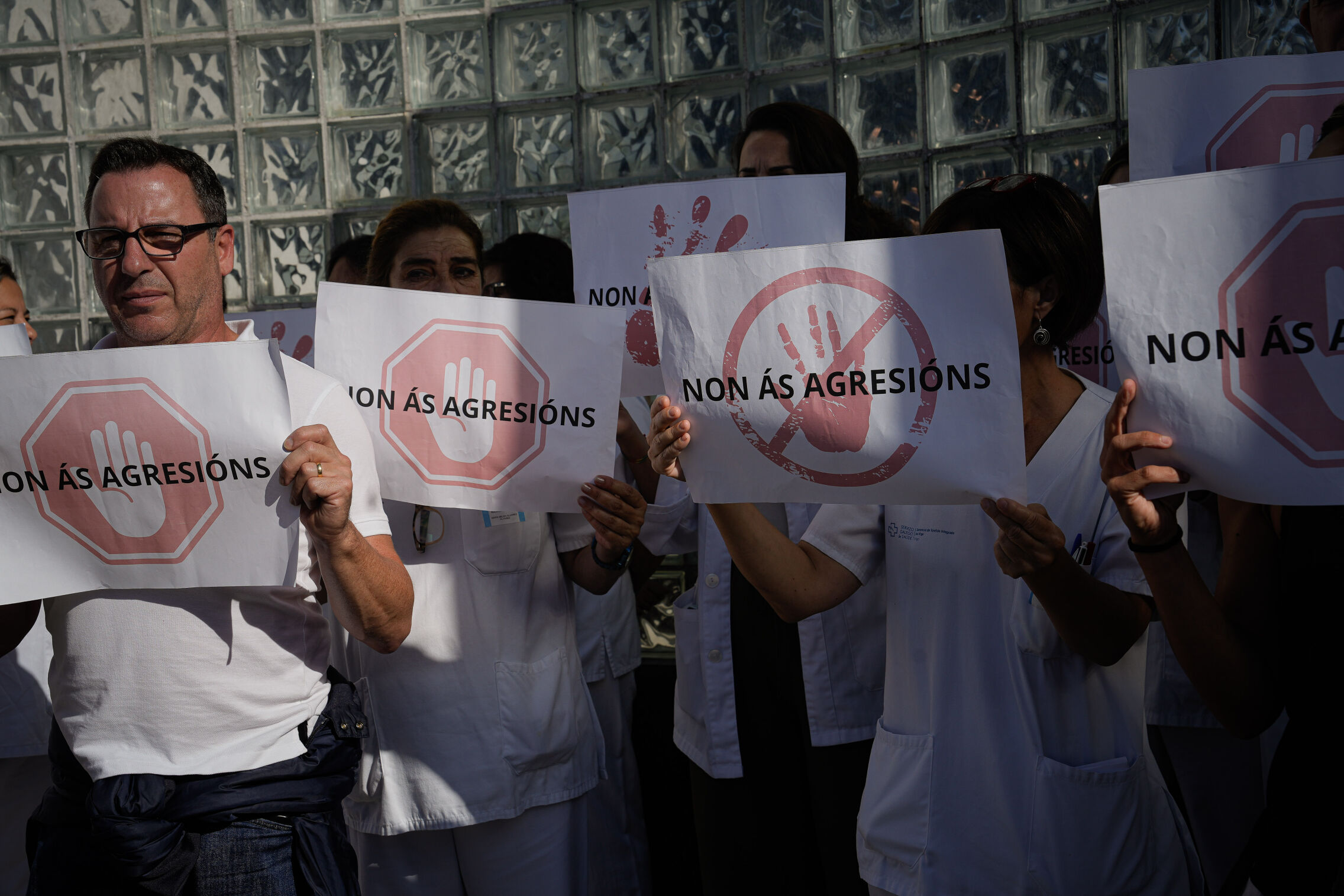 Foto: Personal se concentra frente al Hospital Meixoeiro de Vigo por una nueva agresión al personal sanitario. (Adrián Irago / Europa Press)