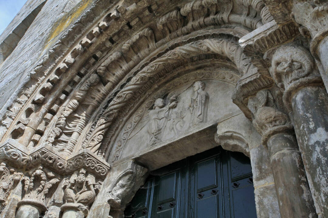 Foto: La iglesia del siglo XIII que fue desmontada piedra a piedra para salvarse del agua en Galicia. (Turismo de la Ribiera Sacra)