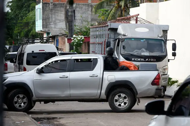Policías en una camioneta tras la operación de captura de Sebastián Marset en el barrio Las Palmas de Santa Cruz de la Sierra, Bolivia
