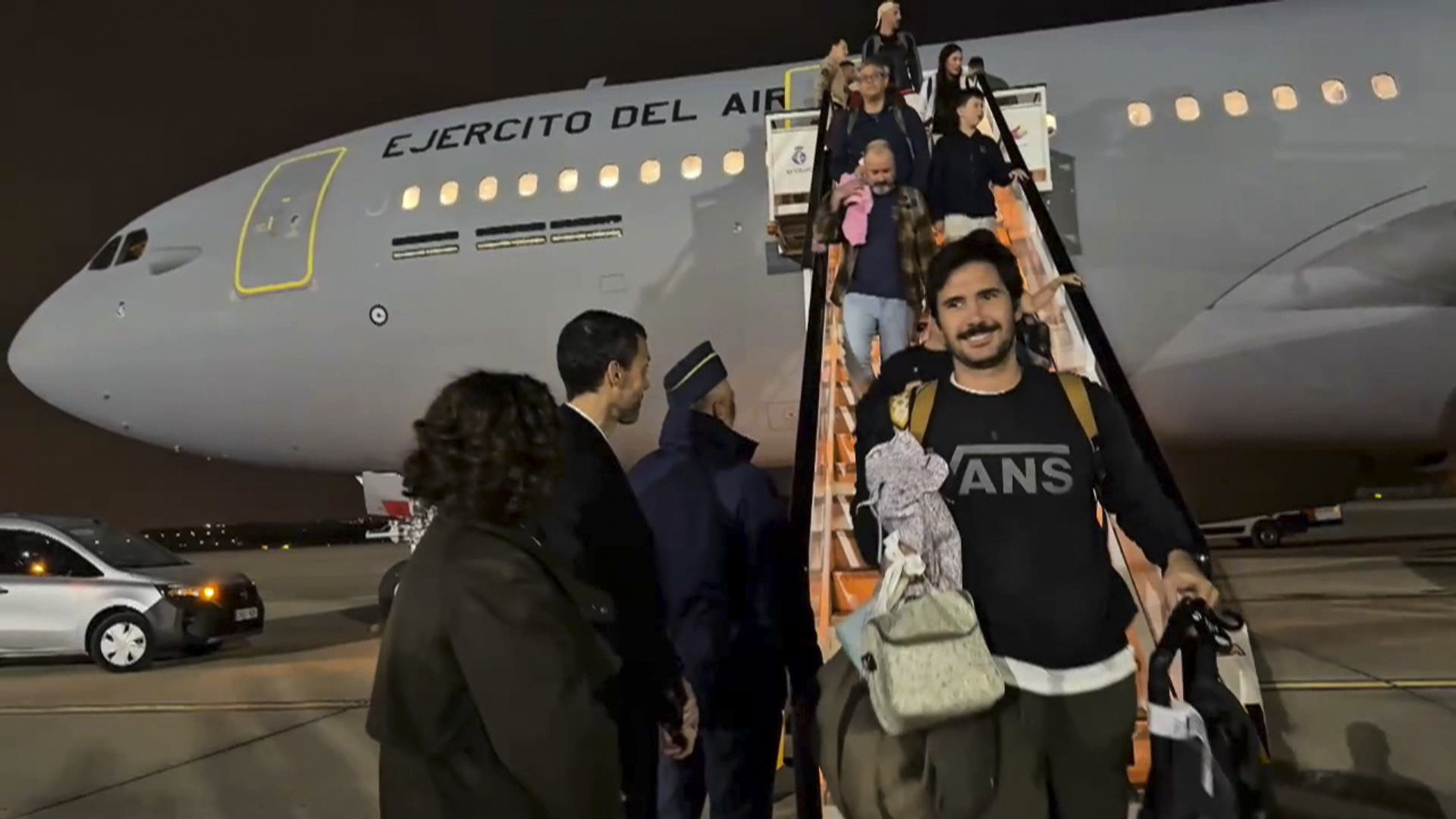 Evacuados españoles llegan a la base aérea de Torrejón en el primer vuelo militar organizado por el Gobierno, que repatrió a 171 personas.