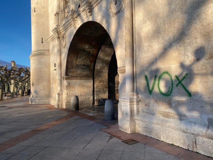 Arco de Santa María, en Burgos, vandalizado con el logo de Vox.