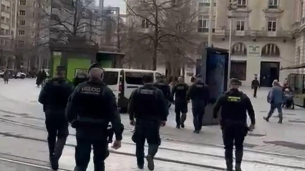 Agentes de la Guardia Civil saliendo de la sede de Forestalia en Zaragoza