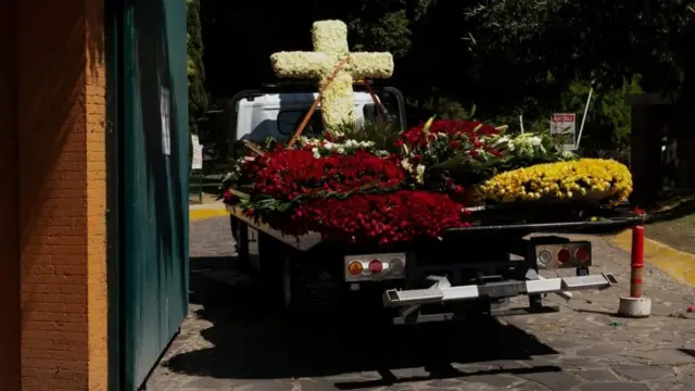 Se necesitaron varios vehículos para transportar arreglos coloridos al cementerio