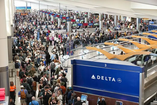 Largas filas en la zona de seguridad del aeropuerto Hartsfield-Jackson, en Atlanta