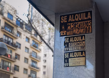 Carteles de 'Se alquila' pegados
