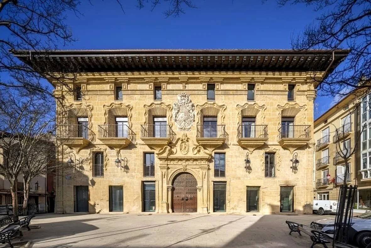 Foto: Fachada de un imponente edificio señorial del siglo XVIII en la capital del vino de La Rioja, rehabilitado como alojamiento de lujo. (Google)