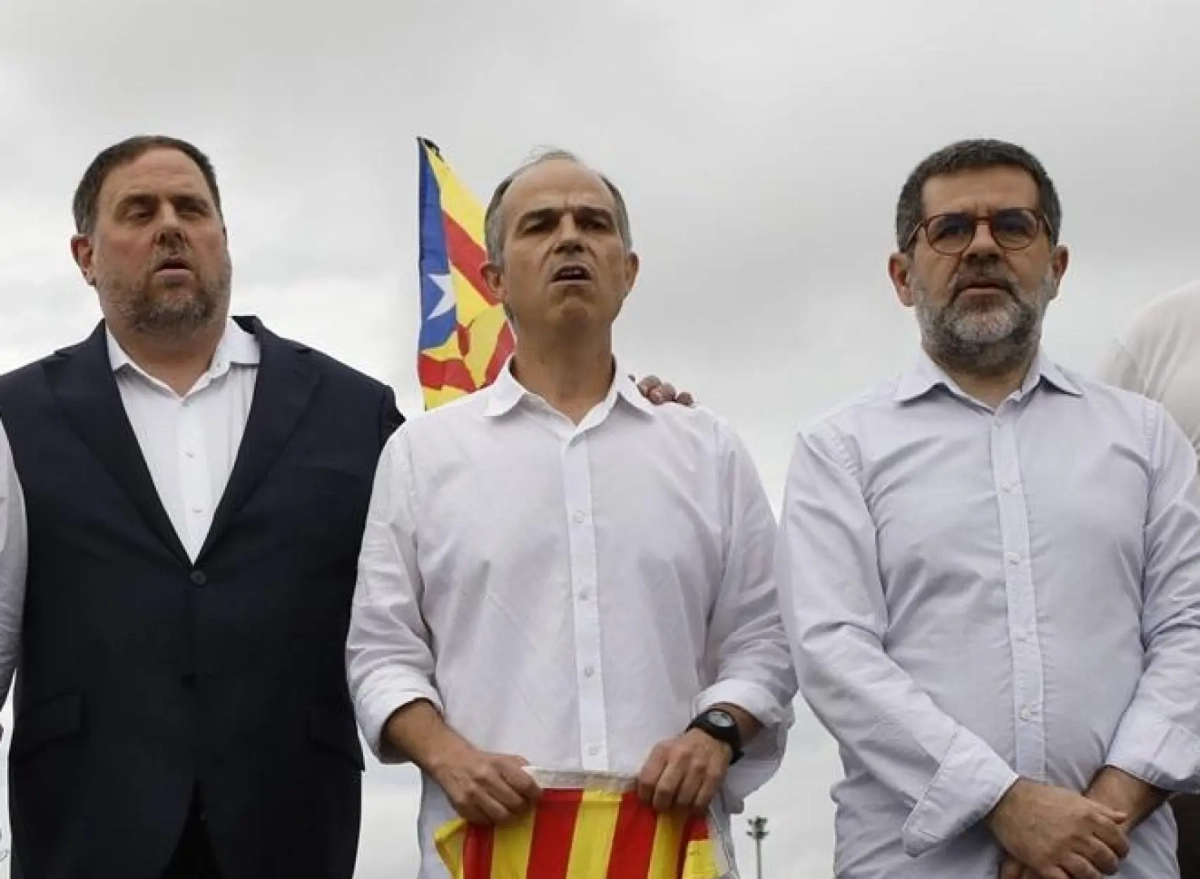 De izquierda a derecha: el líder de ERC, Oriol Junqueras, el exportavoz de la Generalitat Jordi Turull y el expresidente de Asamblea Nacional Catalana, Jordi Sànchez.