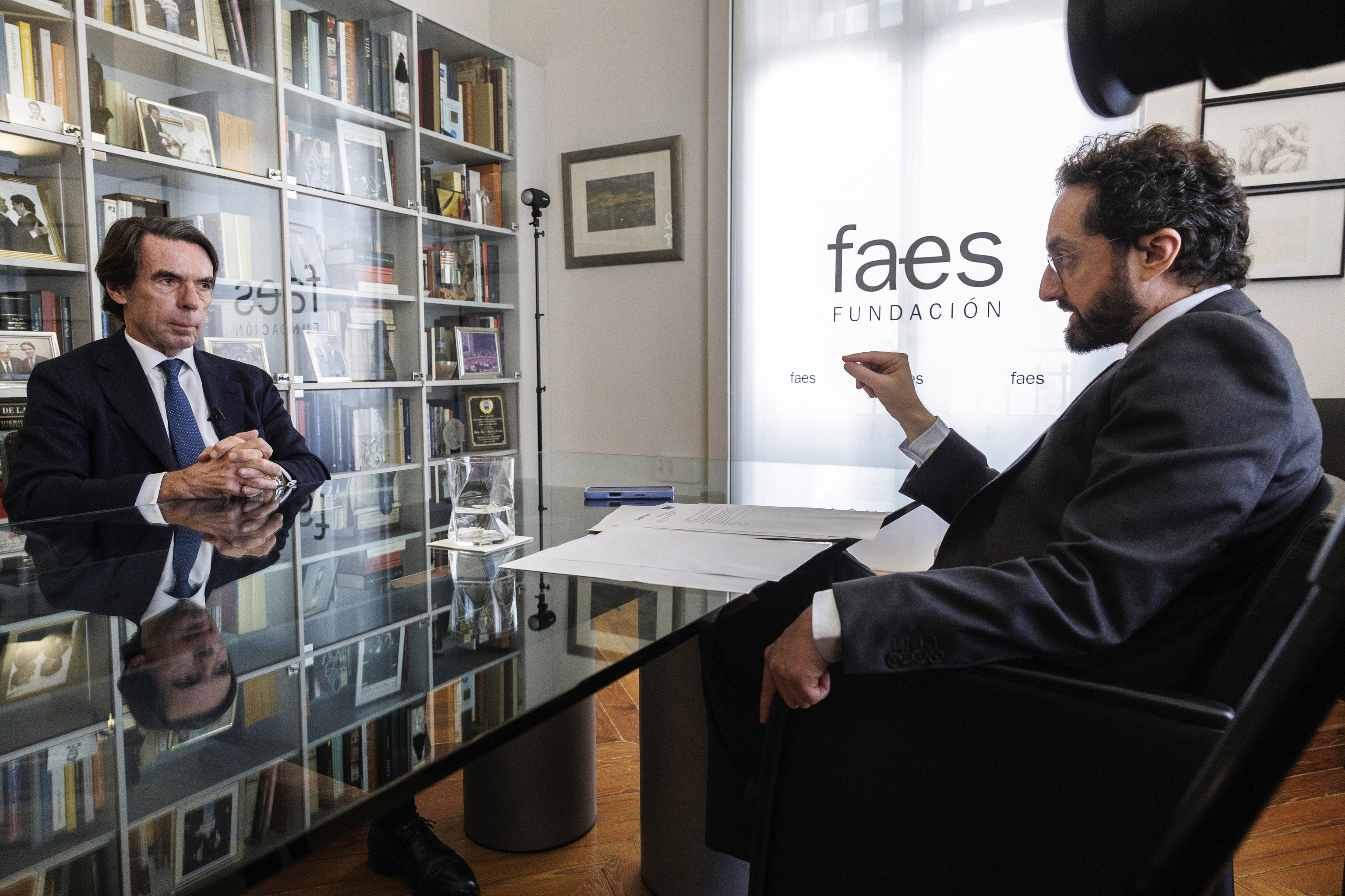 El ex presidente Aznar y el director de EL MUNDO, Joaquín Manso, durante la entrevista