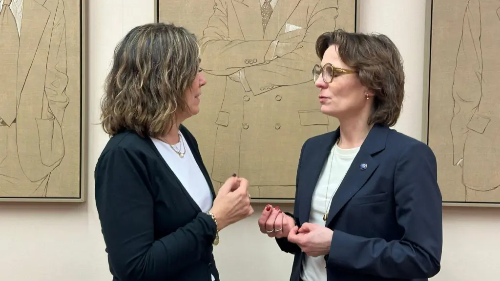 Milagros Marcos, diputada del PP, con la comisaria europea de Medio Ambiente, Jessika Roswall, en el Congreso.