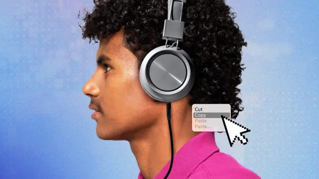 Un hombre con un auricular con cable.