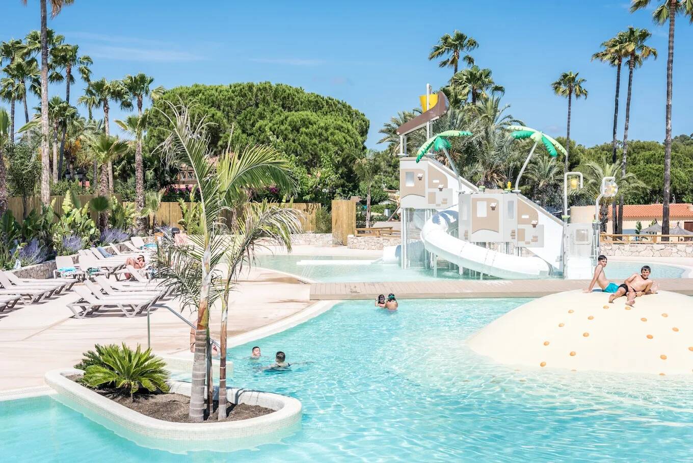 Foto: Zona de piscinas con toboganes y áreas infantiles en un camping familiar de Roda de Barà, Tarragona. (Google)