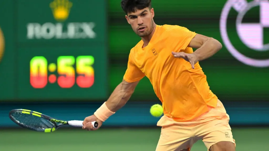 Carlos Alcaraz golpea a la pelota durante el partido ante Dimitrov.