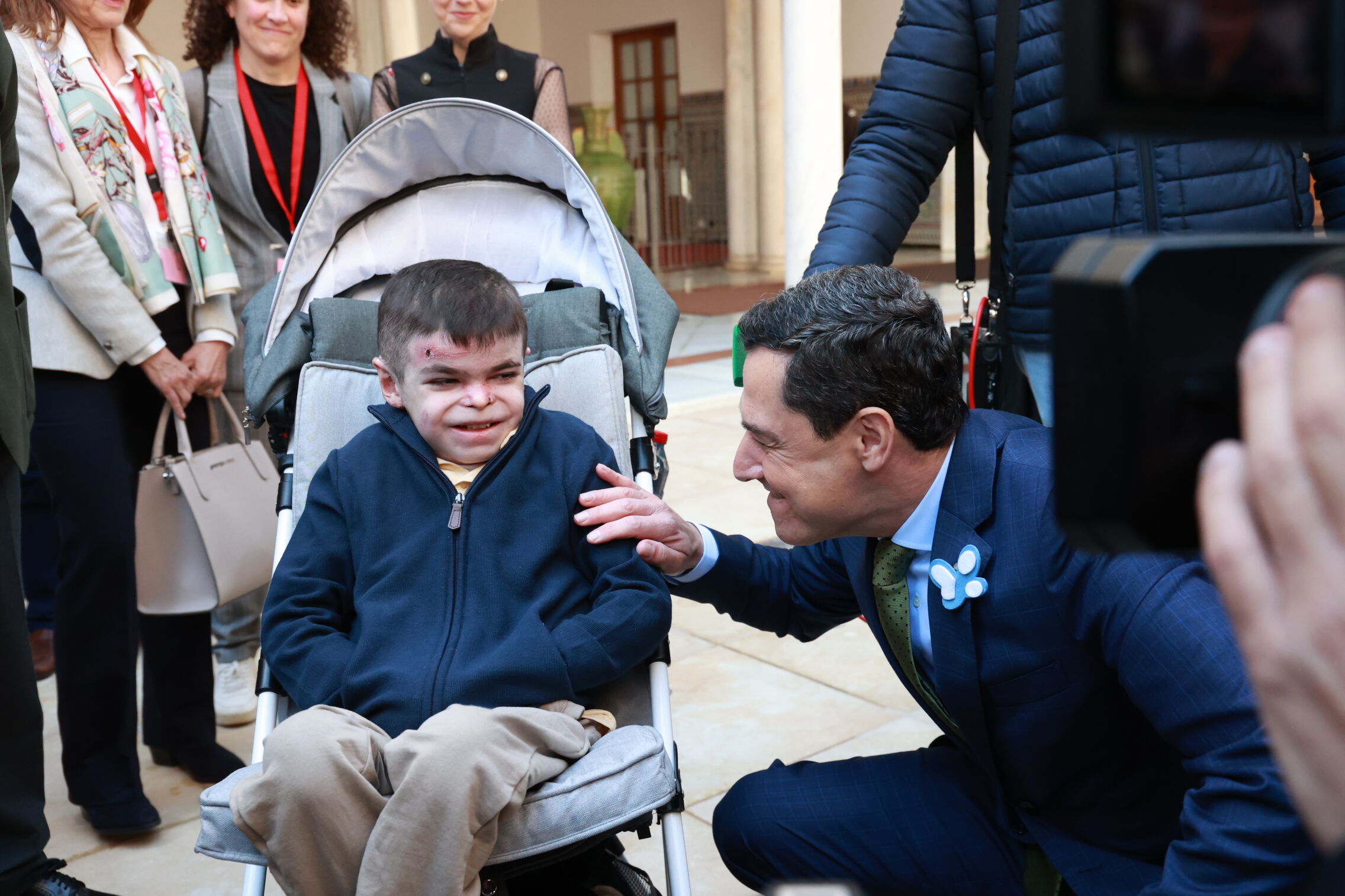 Juanma Moreno junto a Leo García el día del anuncio de la financiación de la terapia para los andaluces. (María José López / Europa Press)