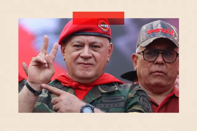 El ministro del Interior, Diosdado Cabello, en un acto luciendo una boina militar roja, un pañuelo rojo y uniforme militar.