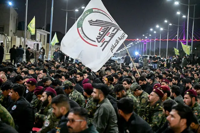 Miembros de "Hashd al-Shaabi" se reunieron en Basora, al sur de Irak, para celebrar una ceremonia conmemorativa en memoria del líder iraní, el ayatolá Alí Jamenei, fallecido como consecuencia de los ataques aéreos de Estados Unidos e Israel. En la fotografía, llevan pancartas con la imagen de Jamenei, banderas de "Hashd al-Shaabi" y "Kataib Hezbolá", mientras corean consignas en apoyo de Irán y de los grupos de resistencia islámicos.