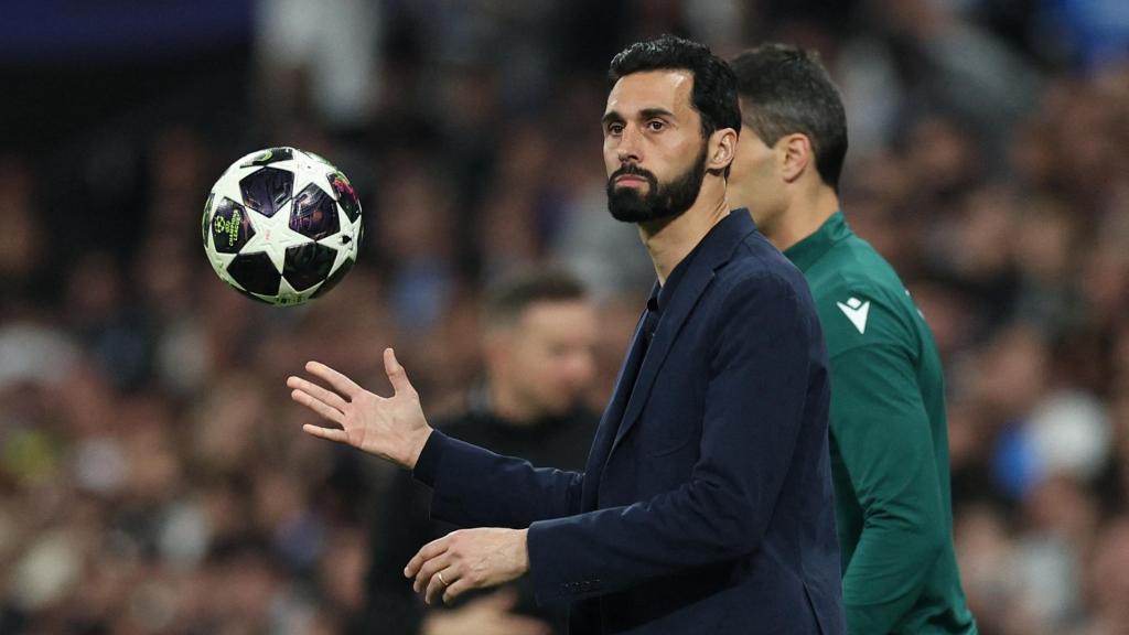 Álvaro Arbeloa con el balón de la Champions League