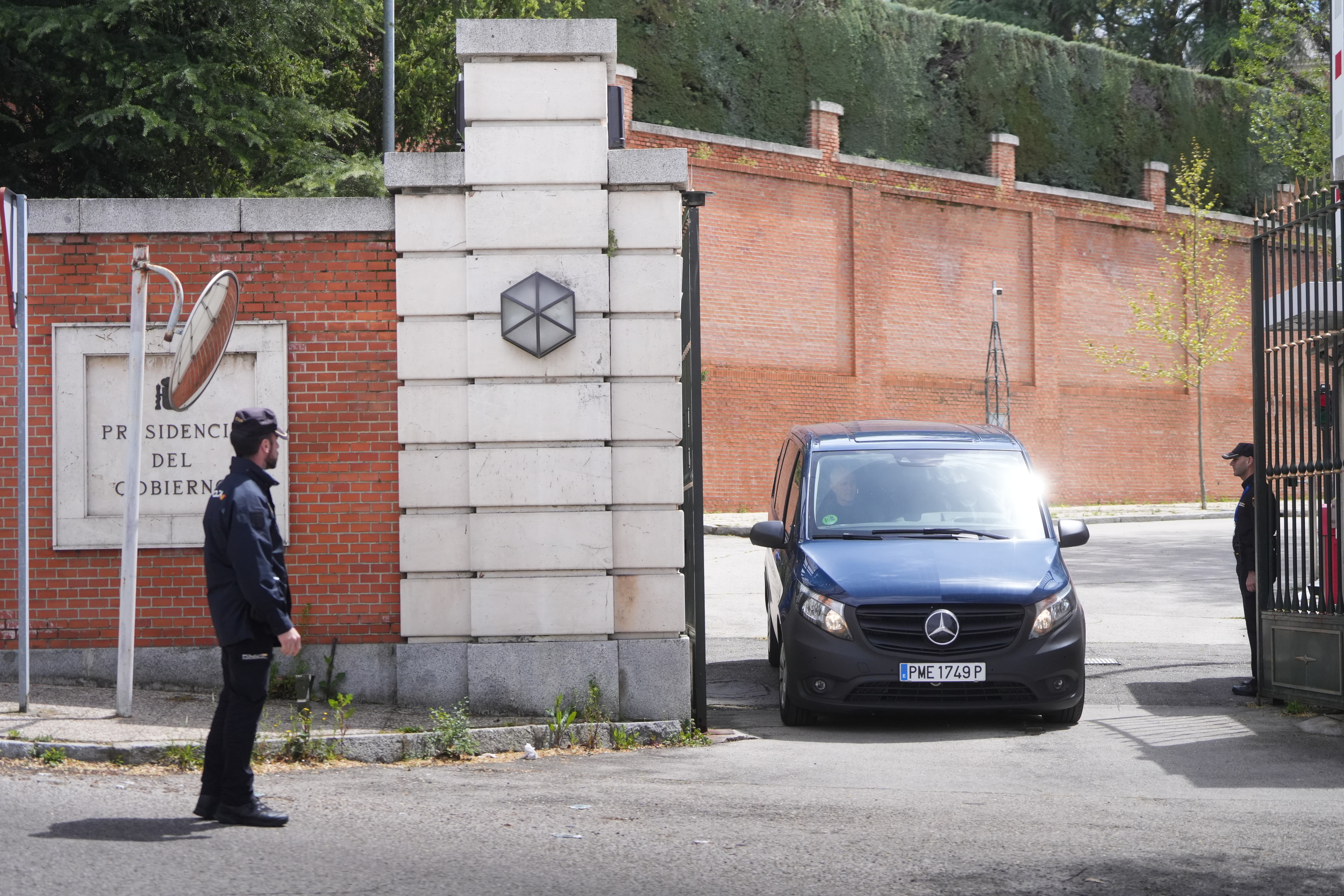 El juez Peinado sala de La Moncloa tras interrogar a Félix Bolaños, en abril de 2025.