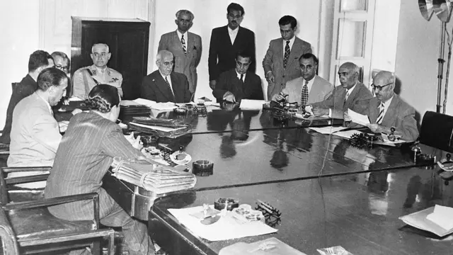 Mossadegh aborda, en una reunión del Gabinete iraní, la nacionalización de la industria petrolera del país