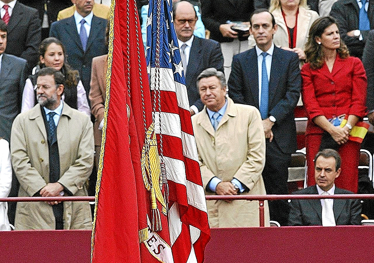 Rodríguez Zapatero, sentado al paso de la bandera de EEUU en el desfile del 12 de octubre de 2003.