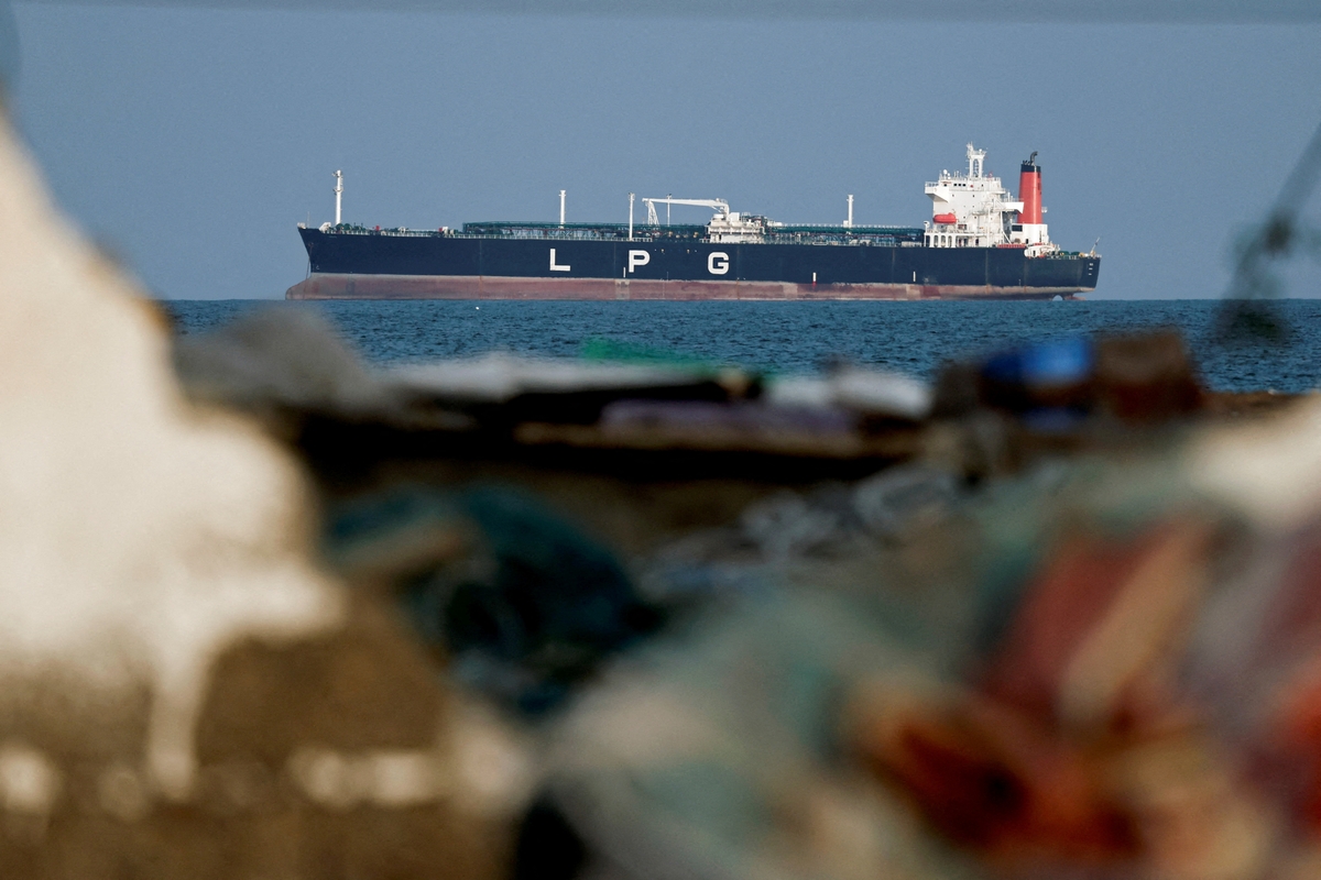 Un buque cisterna de gas licuado de petróleo, anclado mientras el tráfico marítimo se reduce en el estrecho de Ormuz. (Benoit Tessier/Reuters)