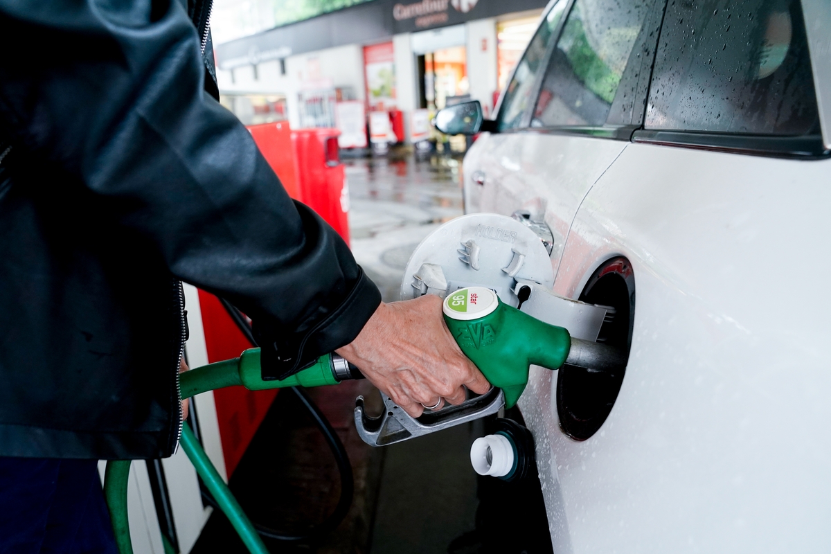 Un hombre echa gasolina a