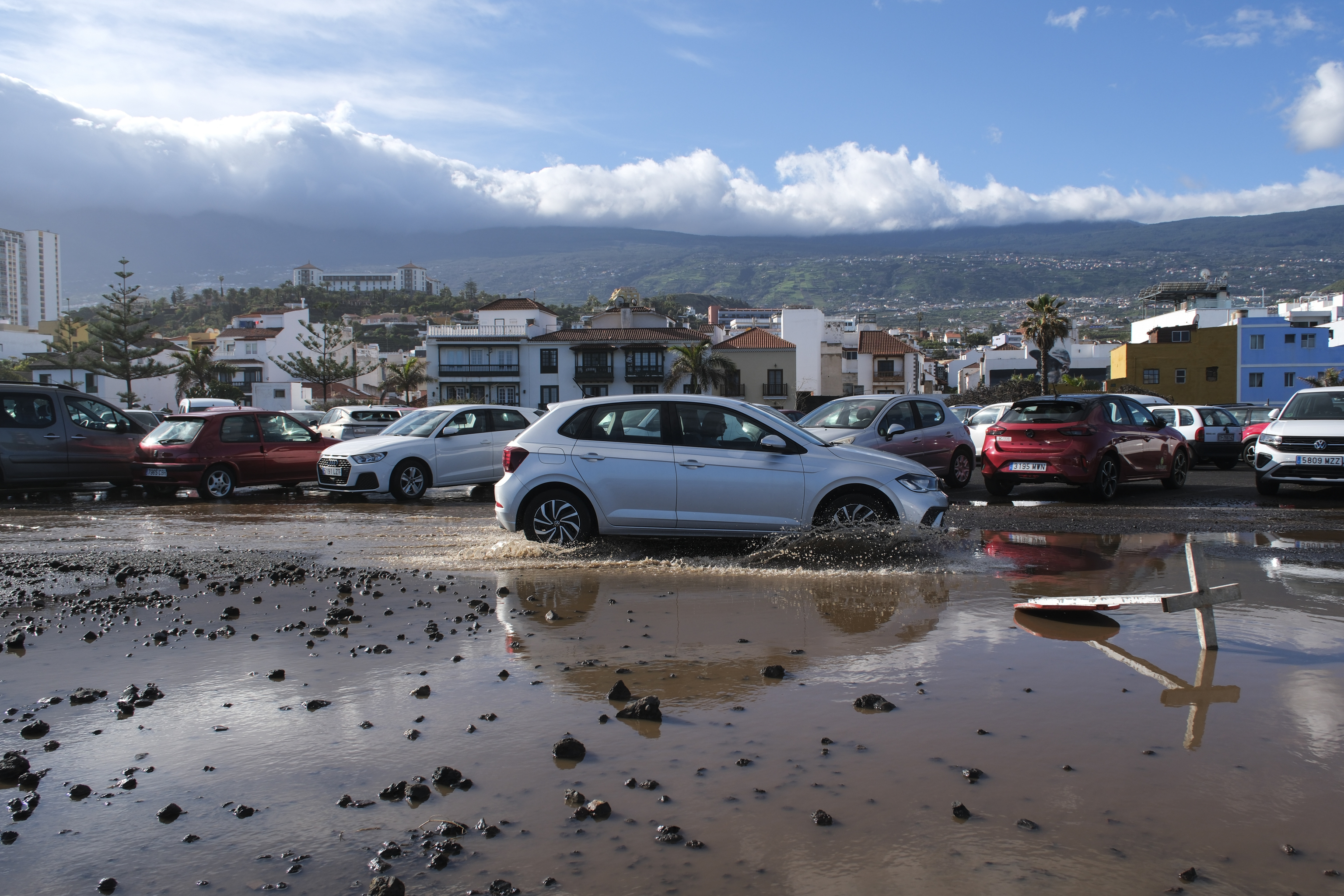 Varios coches sobre enromes carcos tras las fuertes lluvias por el paso de Therese en Canarias.