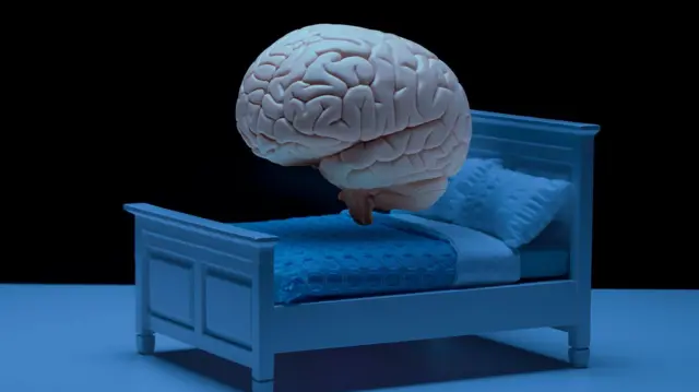 Un cerebro flota sobre una cama en una habitación oscura, en una imagen animada.