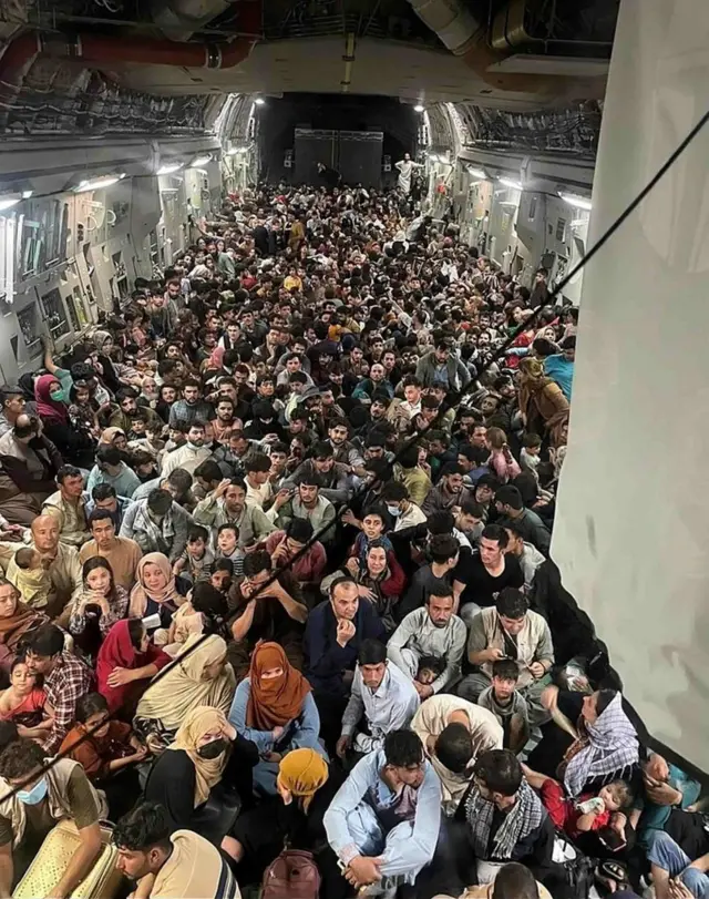 Personas evacuadas en un avión militar estadounidense del aeropuerto de Kabul después de que los talibanes tomaran la capital afgana.
