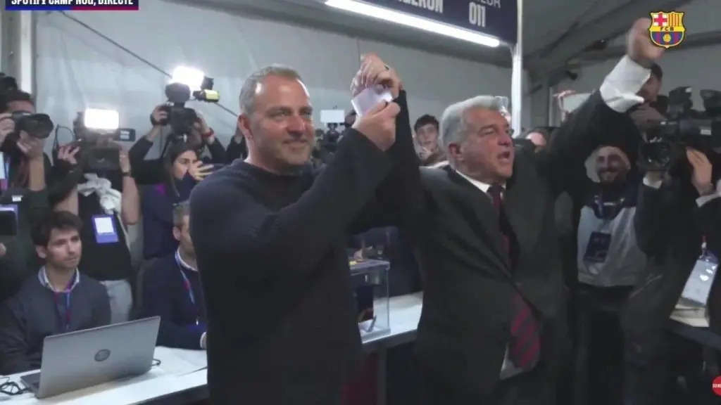 Joan Laporta, junto a Flick en el momento de votar.