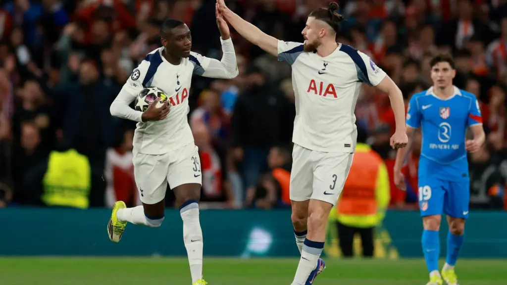 Kolo Muani celebra su gol ante el Atlético de Madrid.