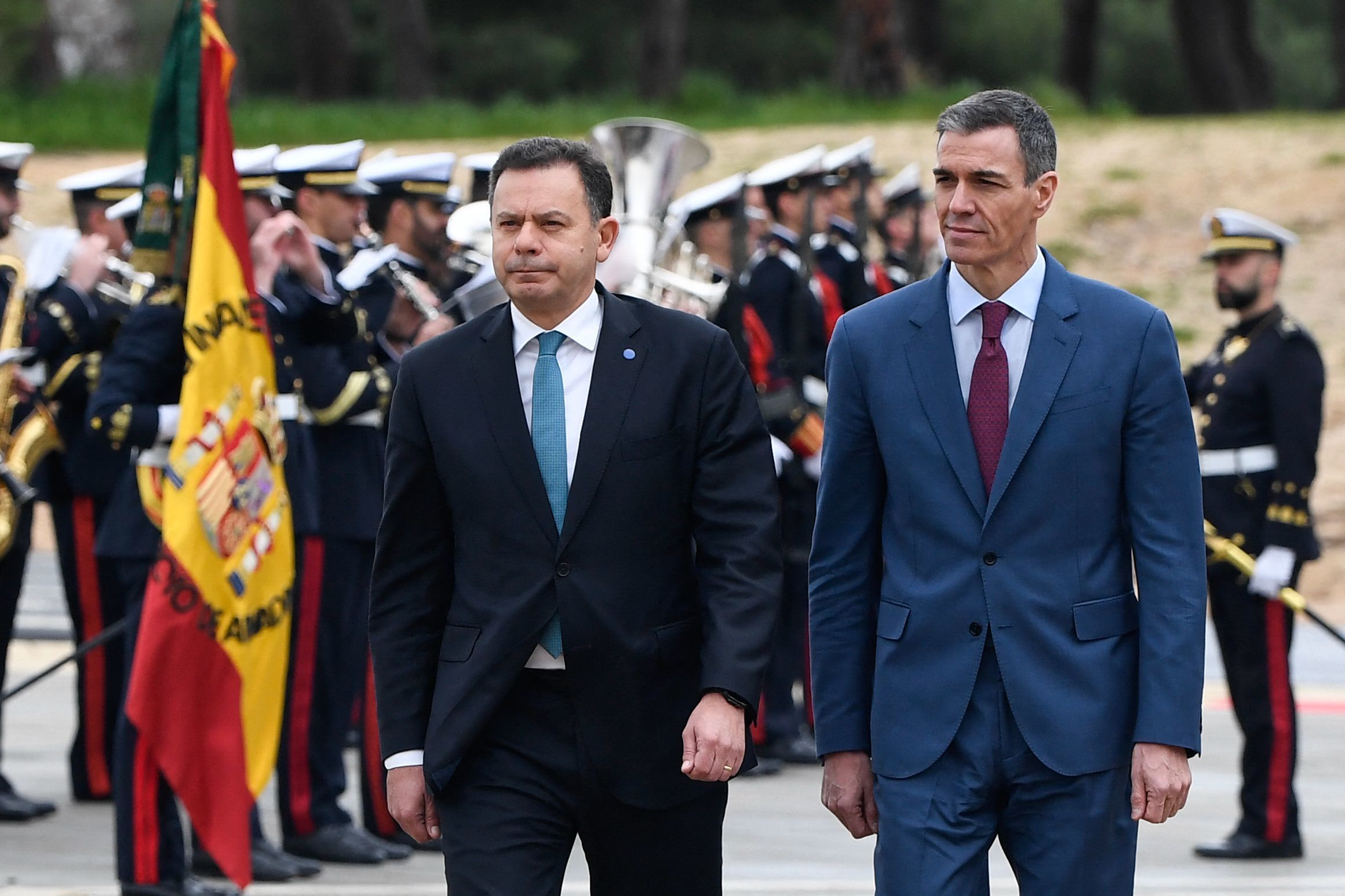 Pedro Sánchez y el primer ministro portugués, Luís Montenegro, revisan la guardia de honor en la cumbre hispano-lusa celebrada en La Rábida.