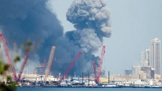 Columnas de humo negro elevándose sobre un área cercana a la sede de la Quinta Flota de la Armada estadounidense en Baréin