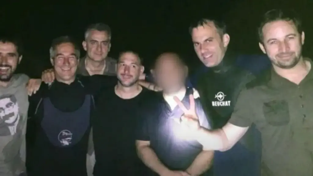 Santiago Abascal y Javier Ortega Smith, los dos primeros por la derecha, e Ignacio Ansaldo, segundo por la izquierda, tras sacar un bloque de hormigón en aguas próximas a Gibraltar en 2014.