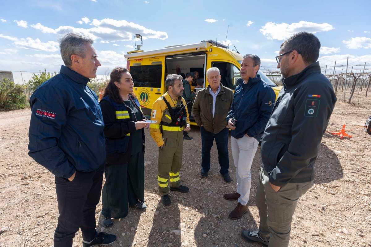 El incendio con un frente de más de dos kilómetros de longitud, participan en su extinción dos helicópteros de las brigadas forestales contra incendios de la Comunidad de Murcia (EFE/Marcial Guillén)
