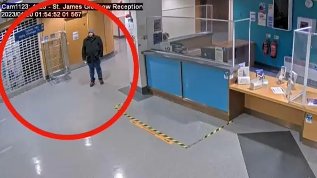 Mohammad Farooq en el vestíbulo del Hospital St James. Un gran anillo rojo rodea a Farooq en la desierta zona del hospital.