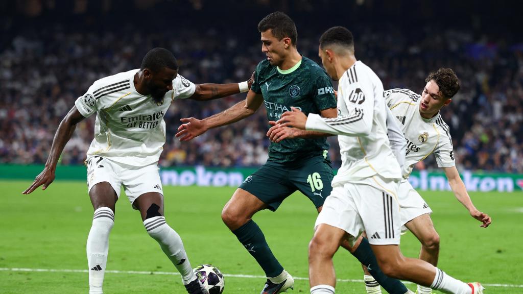 Rodri Hernández, rodeado de jugadores del Real Madrid