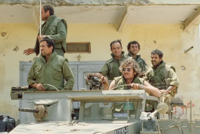 Soldados israelíes sonrientes, sobre un vehículo militar, en una imagen en el Líbano en 1982.