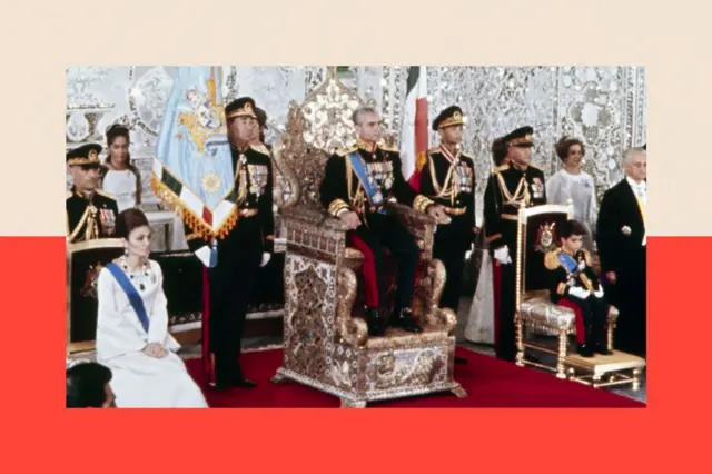 Reza Pahlavi, con 10 años, a la izquierda de su padre el sha Mohamed Reza Pahlavi.