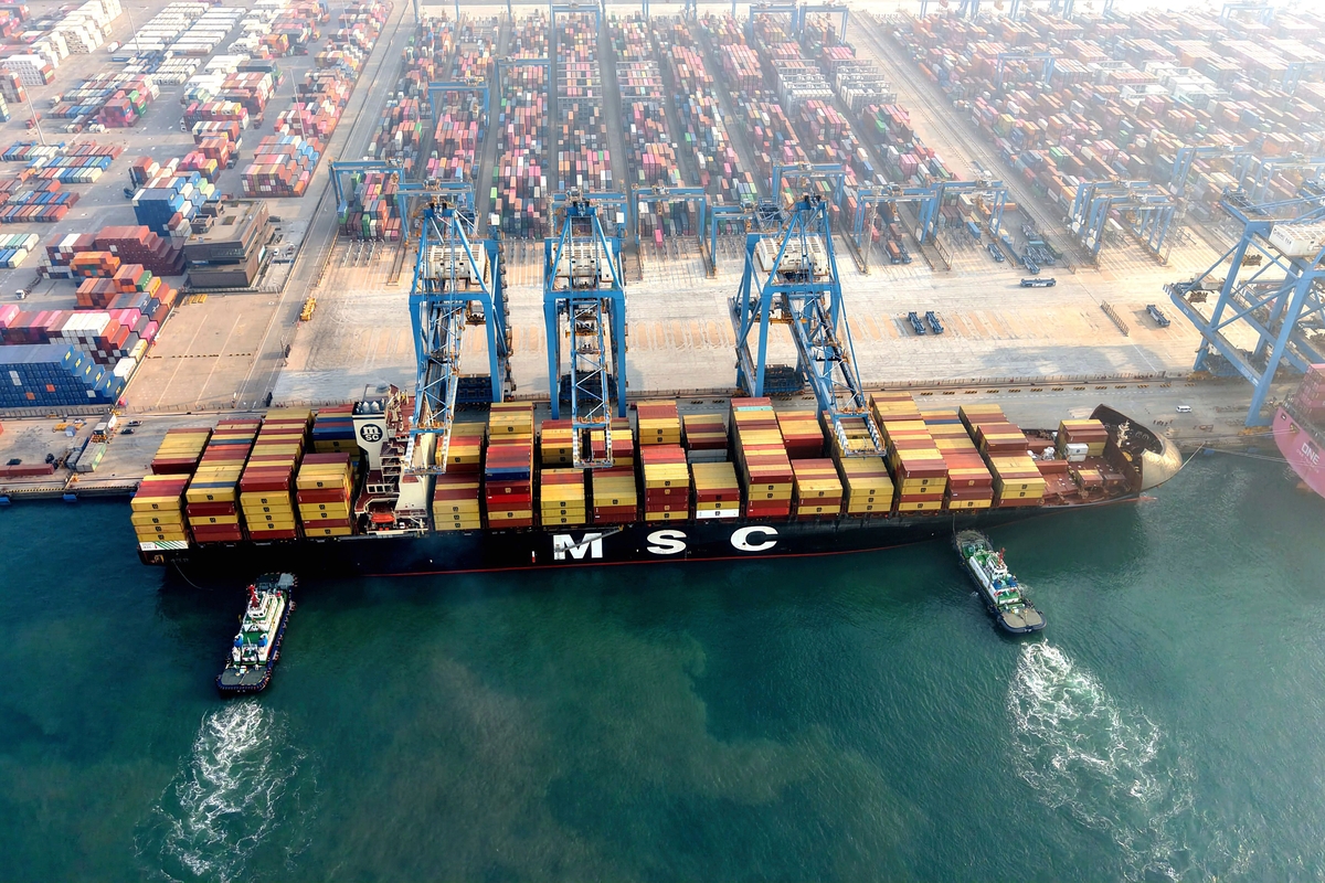 Un barco portacontenedores se ve