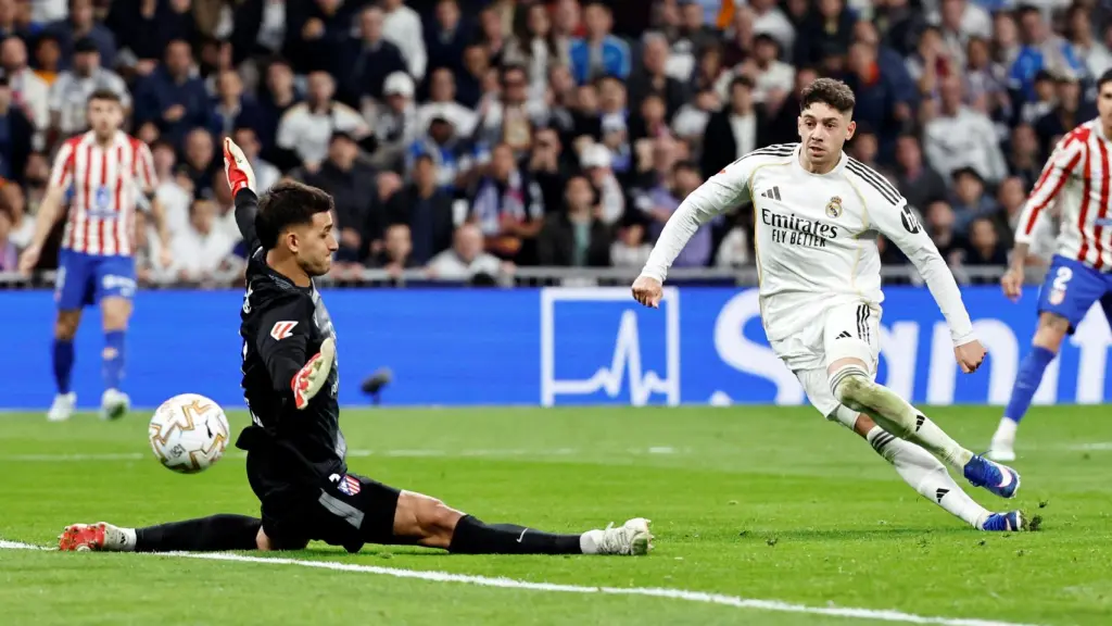 Valverde marca ante Musso, el portero del Atlético de Madrid.