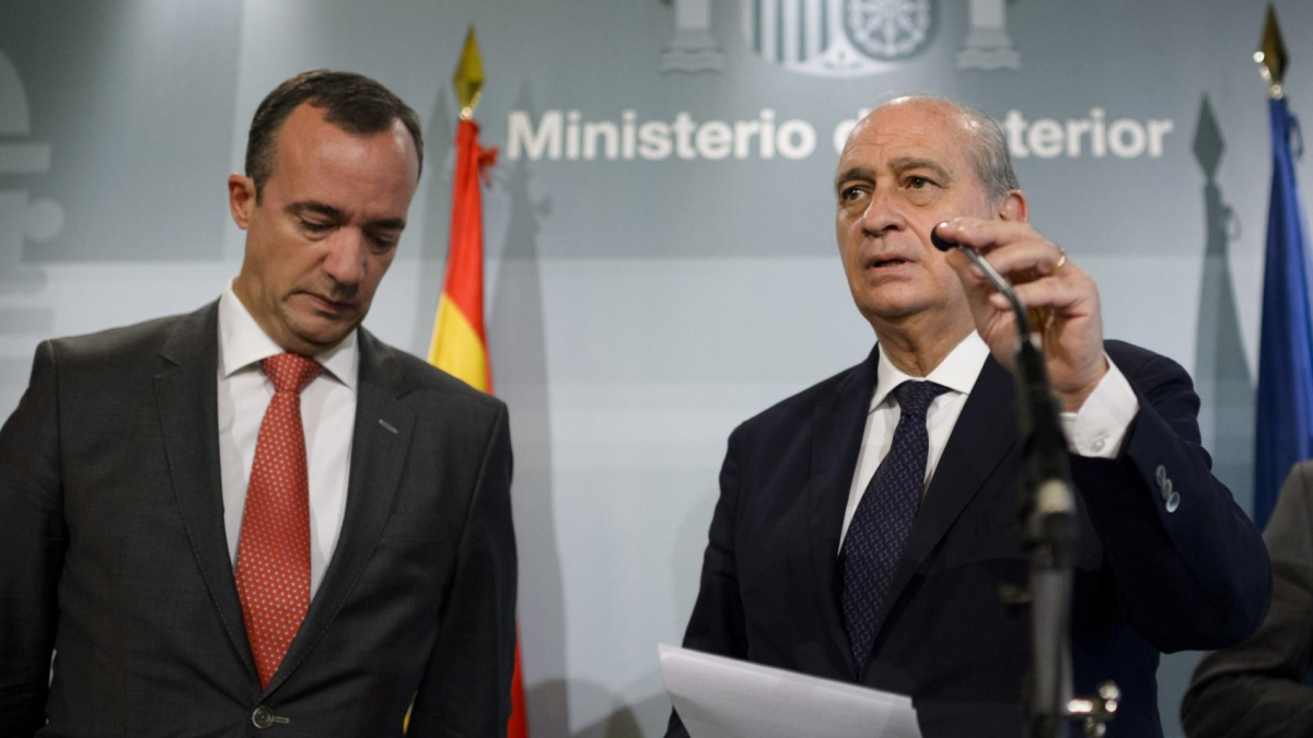 Martínez, junto a Fernádez Díaz.