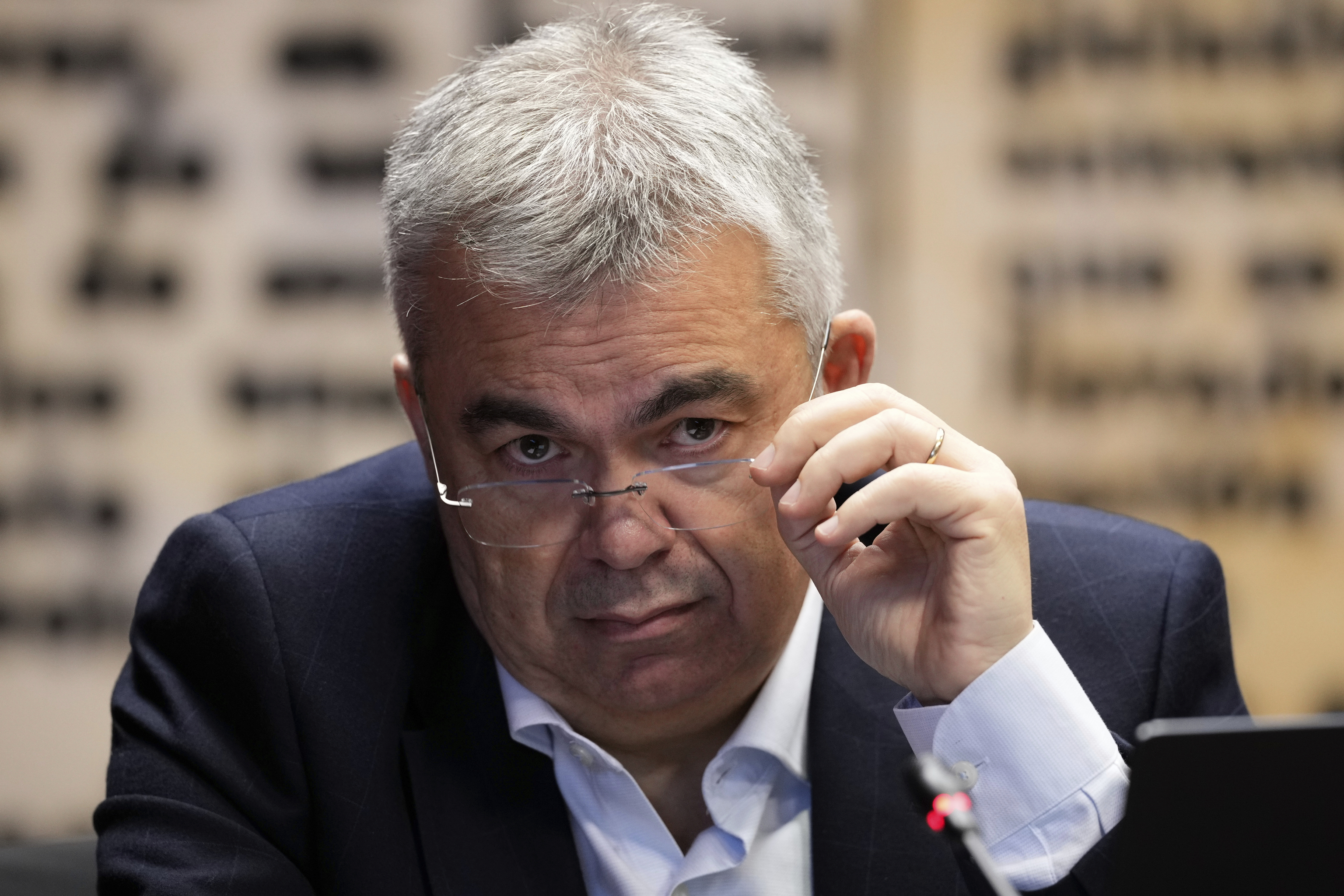 Santos Cerdán, ex número 2 del PSOE, en la comisión de investigación sobre el 'Caso Koldo' del Parlamento de Navarra, a principios de marzo.