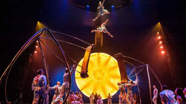 Artistas del Cirque Du Soleil en un ensayo general antes del Gran Premio de F1 de Las Vegas en noviembre de 2023.