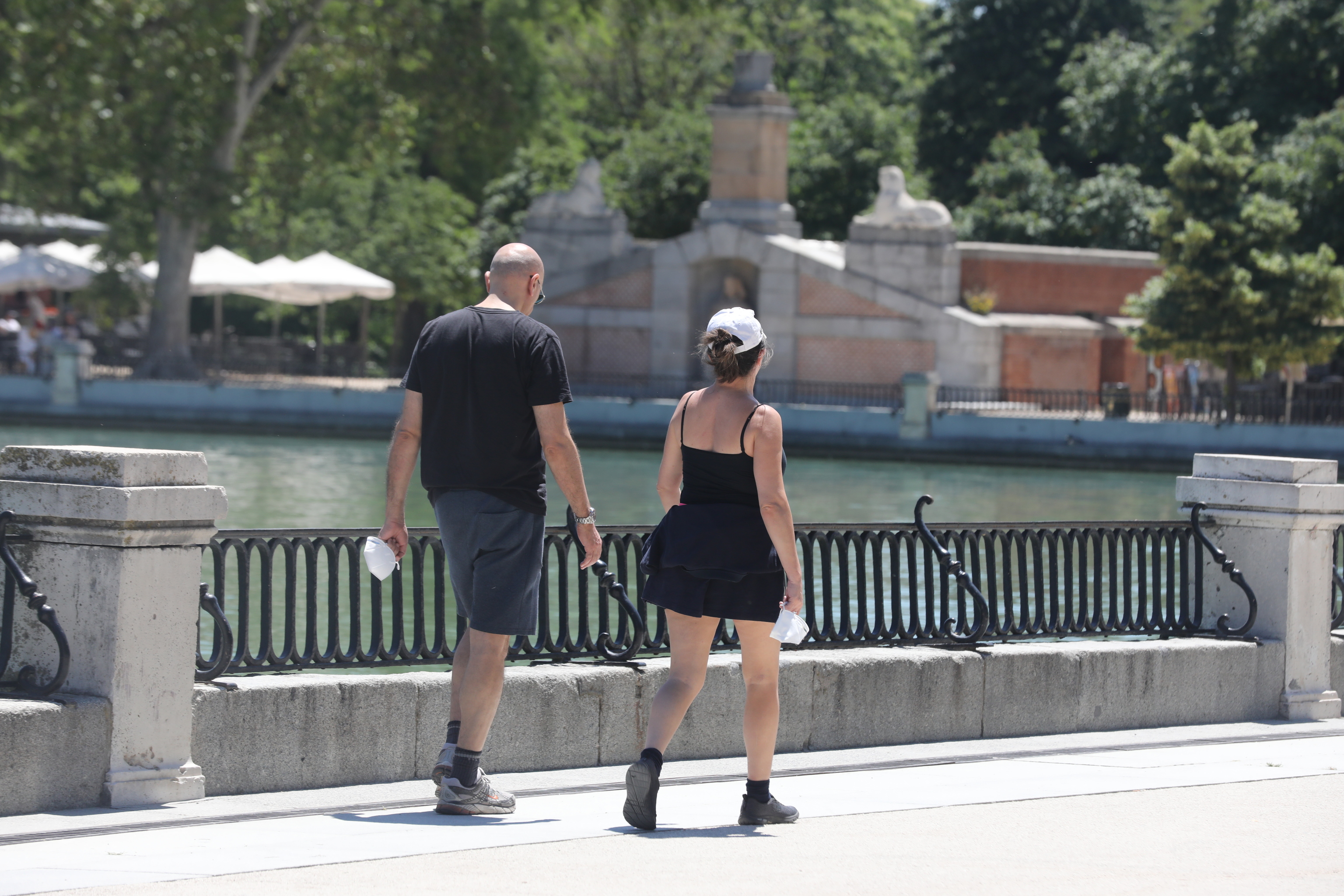 Dos personas pasean por el parque del Retiro, en Madrid, en una imagen de archivo.