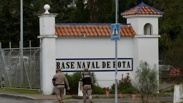 Dos soldados caminan hacia la entrada de la base naval de Rota, Cádiz. 