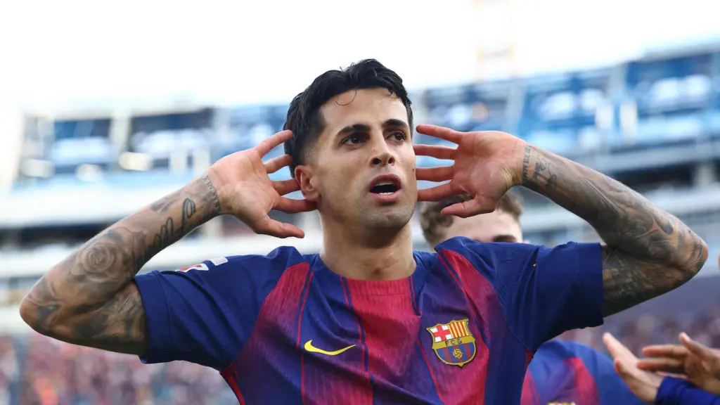 Cancelo se lleva las manos a los oídos tras marcar ante el Sevilla.