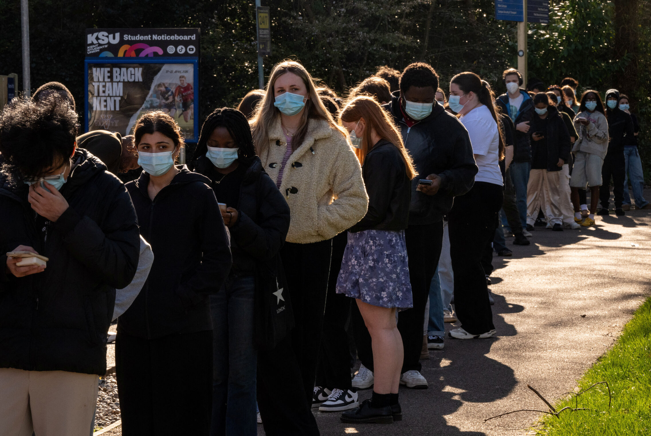 Foto: Un grupo de estudiantes hace cola en Kent para ser vacunados. (Reuters/Chris J. Ratcliffe)