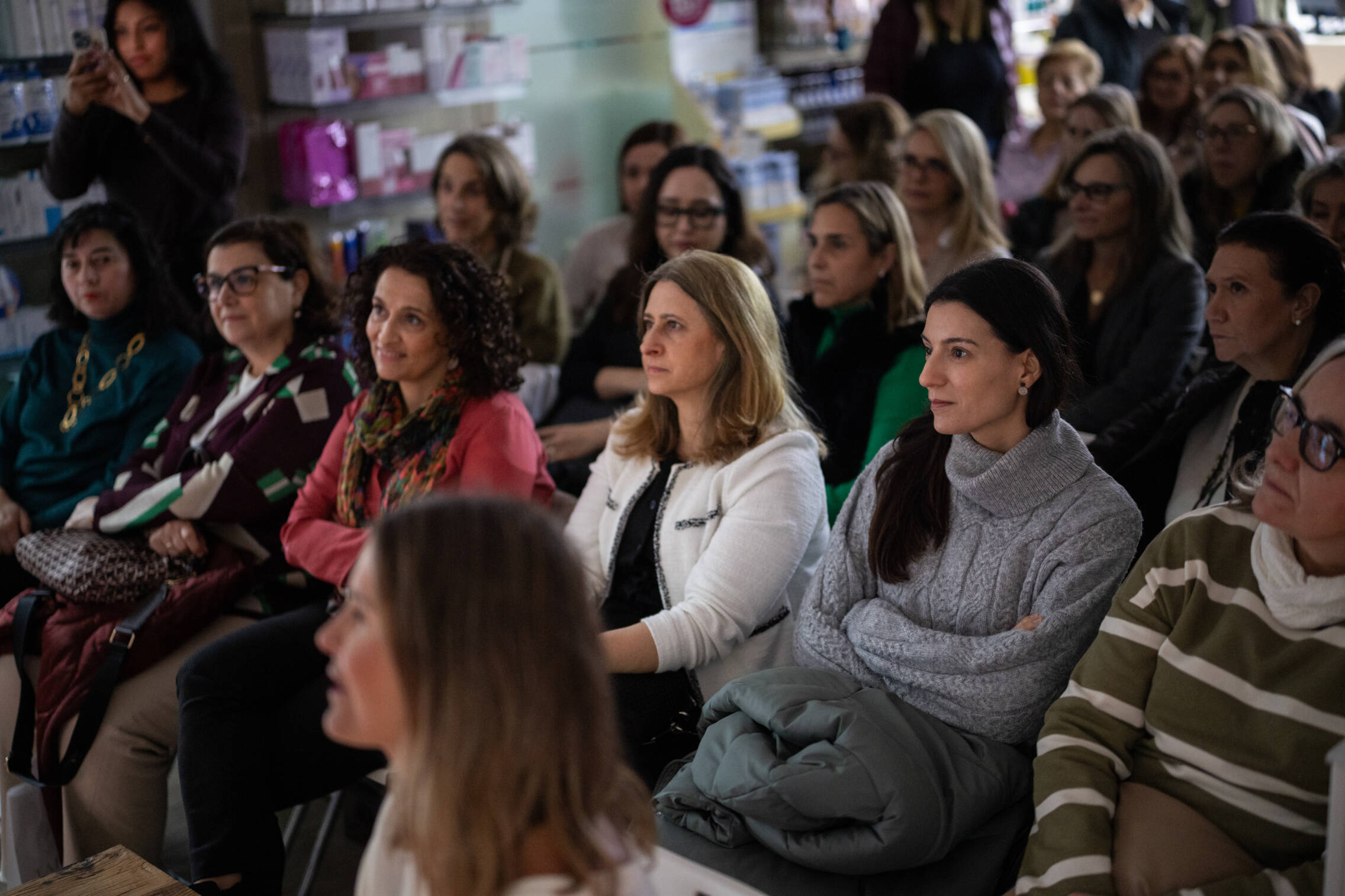 Asistentes al club de la menopausia en la farmacia Teresa Bueno Dorado. (A. M. V.)