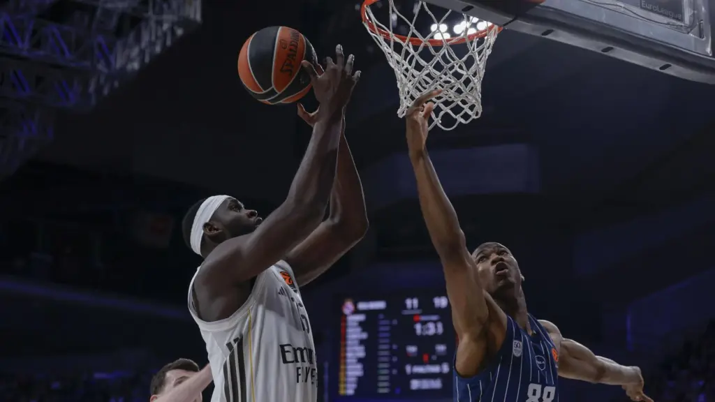 Garuba entra a canasta ante Kai Jones.